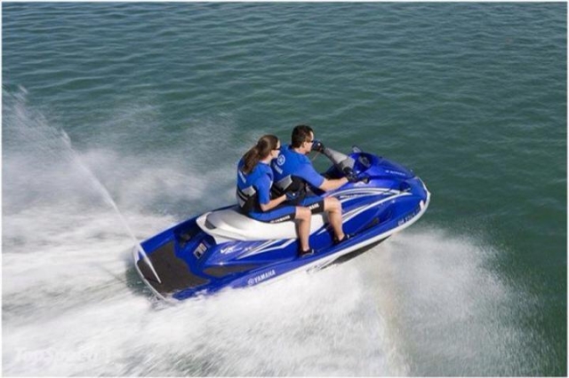 Motos de agua en parejas